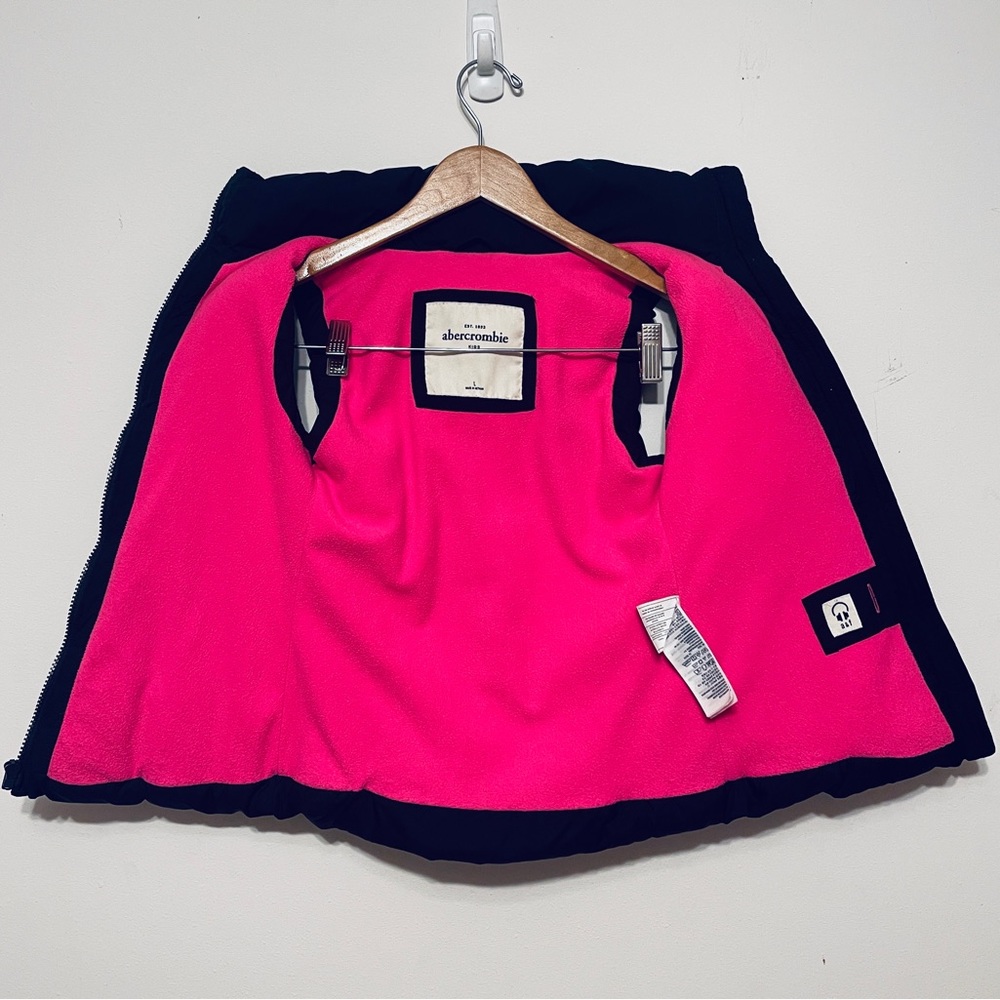 Ambercrombie Youth Large navy blue-black Vest.